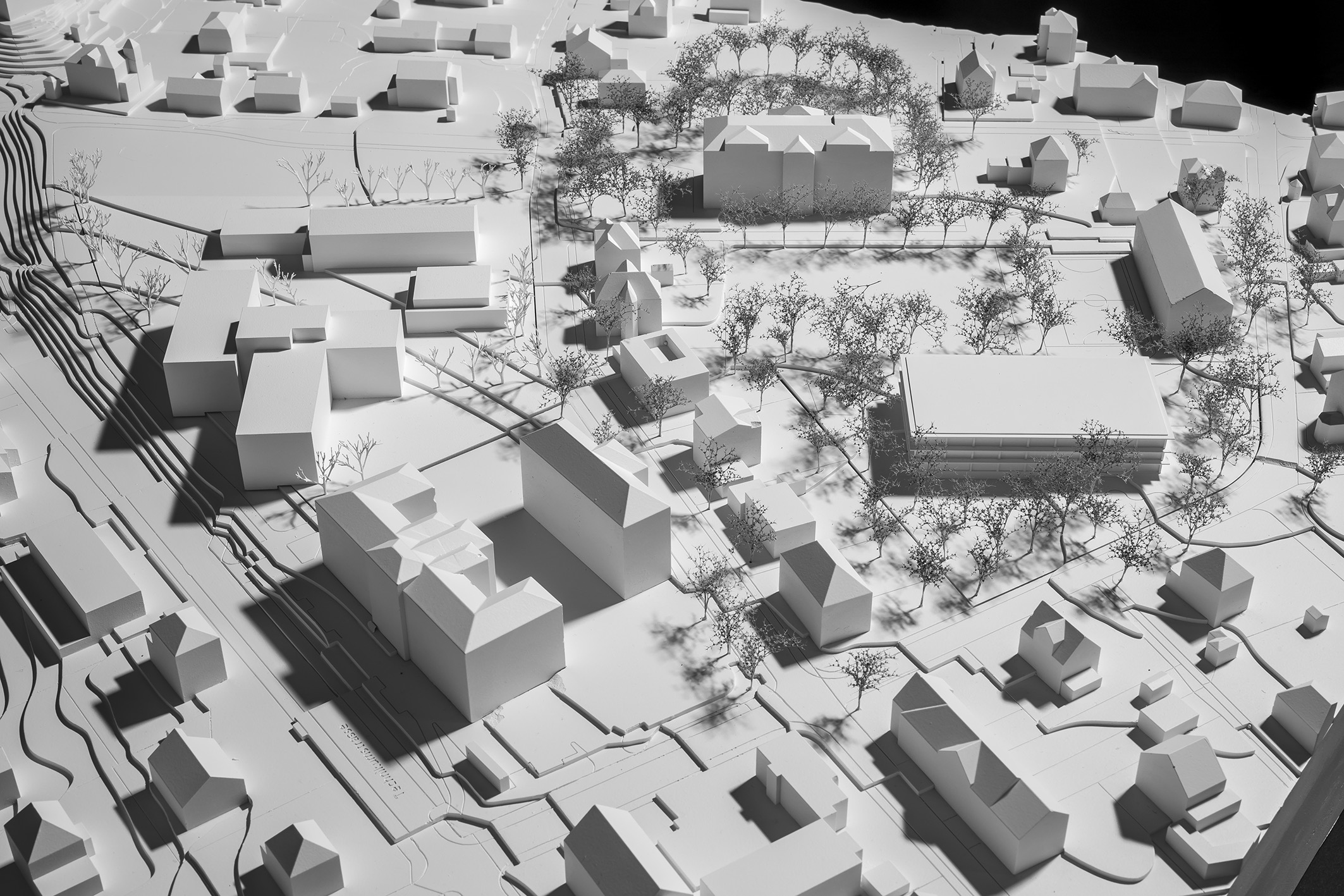 Mitte rechts: Das neue Erweiterungsgebäude. Oben: Das historische Hauptgebäude des Gymnasiums. Dazwischen eine Spiel- und Sportfläche. (© 2020 Roland Trachsel Fotografie)